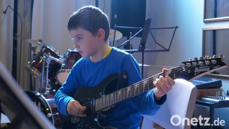 Adrian Knaus rockt den Saal mit &quot;Morgen Kinder wird&#039;s was geben&quot; mit seiner E-Gitarre. Bild: sba