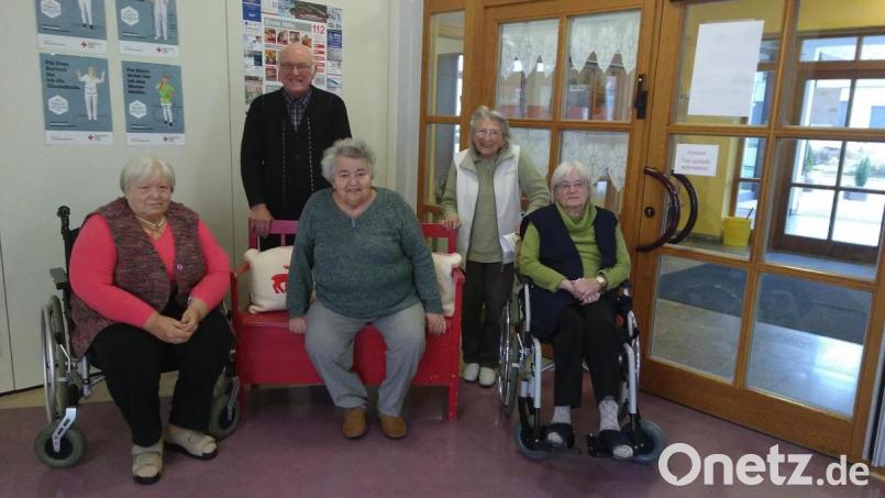 Lebhafte Erinnerungen an die Schulzeit in der Nachkriegszeit haben (von rechts) Brigitte Hermann, Lieselotte Irmer, Barbara Schmid, Fritz Schreier und Erika Graf. Bild: cvl