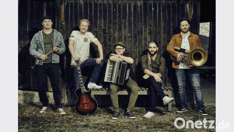 Die „Fäaschtbänkler“ aus der Schweiz heizen am 13. November 2020 in der Nordgauhalle ein. Bild: exb