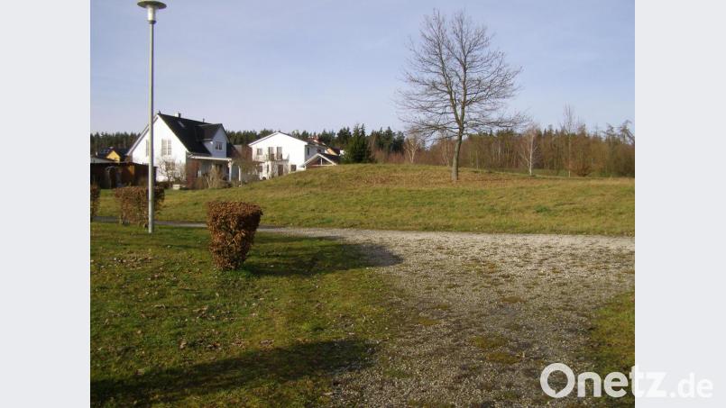 In der Grünanlage zwischen der Bebauung am Pencoed-Ring und der Zieglerbrauerei soll der dritte Kindergarten in Waldsassen entstehen. Der Stadtrat hat dafür am Montag den Bebauungsplan Zieglerrang geändert. Bild: pz