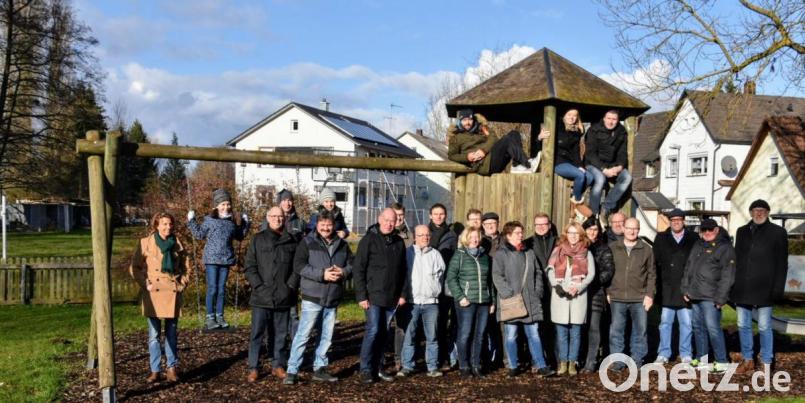 Die CSU-Gemeinderatskandidaten zusammen mit interessierten Gästen auf dem Lengenfelder Spielplatz. Bild: Birgit Singer-Grimm