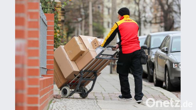 Die Deutsche Post DHL hatte zuletzt 2017 die Paketpreise angehoben; für einige Sendungsarten liegt die Anhebung sogar noch länger zurück. Bild: Jan Woitas/dpa