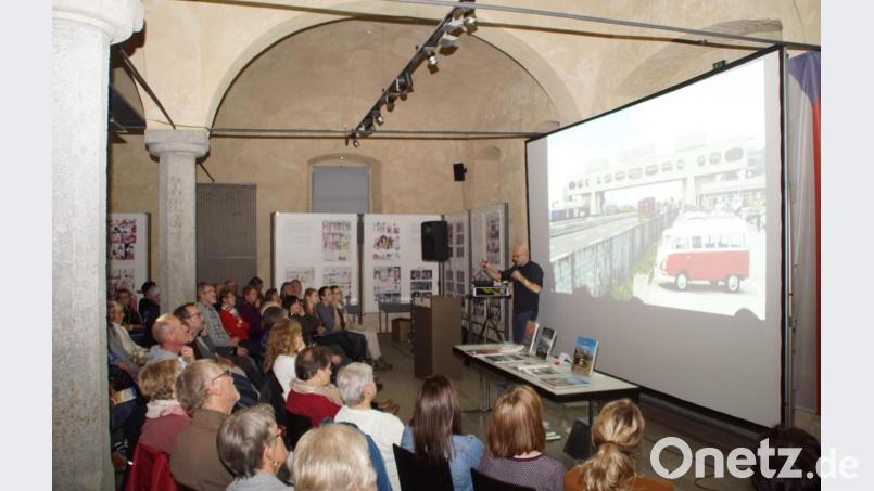 Über seine 15 000-Kilometer-Reise von Istanbul zum Nordkap berichtete Peter Gebhard bei seinem Vortrag in der Gewölbehalle des Centrum Bavaria Bohemia. Bild: mmj