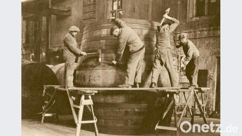 Böttcher beringen ein Bierfass mit schmiedeeisernen Fassreifen. Bild: Stadtarchiv Amberg