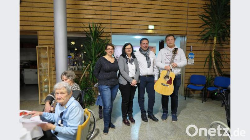 Mit der „Herbergssuche“ stimmten Kristina Konz sowie Karin, Werner und Sebastian Ponnath (von links) die Heimbewohner auf Weihnachten ein. Bild: jzk