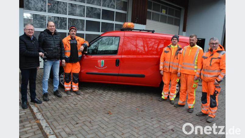 Günter Braun (Zweiter von links) von der Firma Strunz übergab Bürgermeister Ernst Neumann (links) den Schlüssel für das neue Dienstfahrzeug, einem Opel Combo. Darüber freuten sich Bauhofleiter Erwin Hess (Dritter von links) sowie die Mitarbeiter (von rechts) Markus Wunderlich, Mario Drewest und Matthias Hecht. Bild: jr