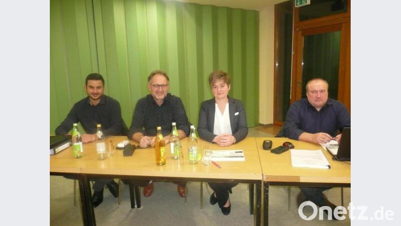 Gaben den Bürgern Auskunft: Umut Begen und Günter Schwab vom Planungsbüro Zwick aus Weiden, Bürgermeisterin Sonja Meier und Geschäftsstellenleiter Anton Brand (von links). Bild: amö