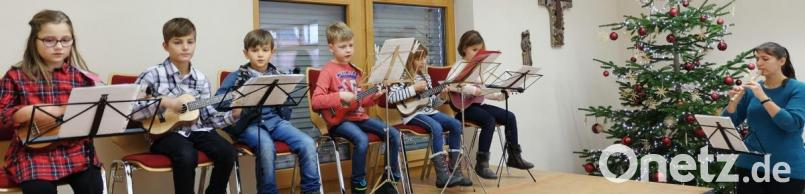 Die Ukulelengruppe unter der Leitung von Nadine Plößl setzt mit Kinderliedern zur Advents – und Winterszeit einen musikalischen Akzent. „Lasst uns froh und munter sein“ animierte das Publikum zum Mitsingen. Bild: ohr