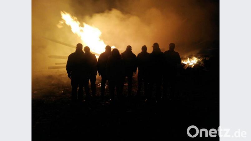 Auf dem Bild zu sehen ist ein Teil der Teilnehmer am Samstag bei dem Mahnfeuer in der Nähe von Mitterteich (Green Energy). Unter anderem waren 1. Bürgermeister Roland Grillmeier, der Vertreter von Land schafft Verbindung Johannes Dietz, sowie mehrere besorgte Bauern aus der Umgebung. Bild: exb