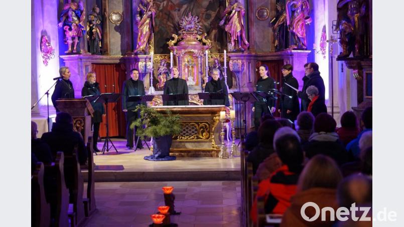 Die acht Cousinen begeisterten mit ihren Liedern im Advent die Zuhörer in der St. Michael Kirche in Wolfring. Bild: nib