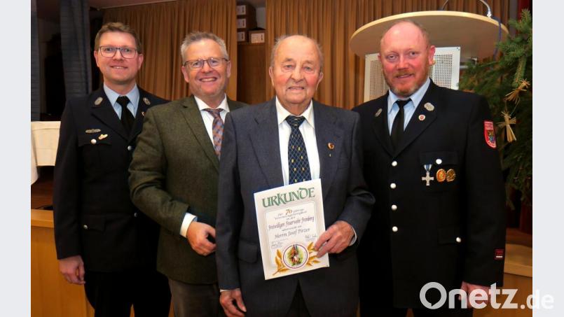 Zweiter Vorsitzender Stefan Zitzler, OB Andreas Feller und Vorsitzender Joachim Kröplin (von links) ehrten Josef Pirzer (Zweiter von rechts) für 70-jährige Treue zur Feuerwehr Fronberg. Bild: Hirsch
