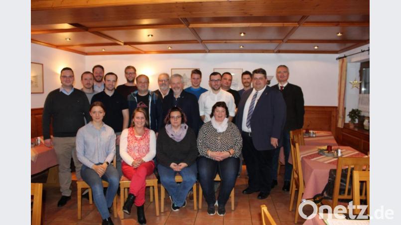 Kandidaten der CSU-FWG Birgland und Gäste: sitzend von links Anna-Lena Bodendörfer, Sonja Übler, Yvonne Pilhöfer-Hunger, Brigitte Übler, stehend von links Sebastian Zeisig, Martin Luber, JU-Kreisvorsitzender Henner Wasmuth, Johannes Fillep, Maximilian Graf, Erhard Nitzbon, Hans Süß, Max Steinmetz, Daniel Kohl, Michael Sommer, Sebastian Söhnlein, Bürgermeister Dieter Dehling aus Illschwang und CSU-Kreisvorsitzender Harald Schwartz. Bild: sis