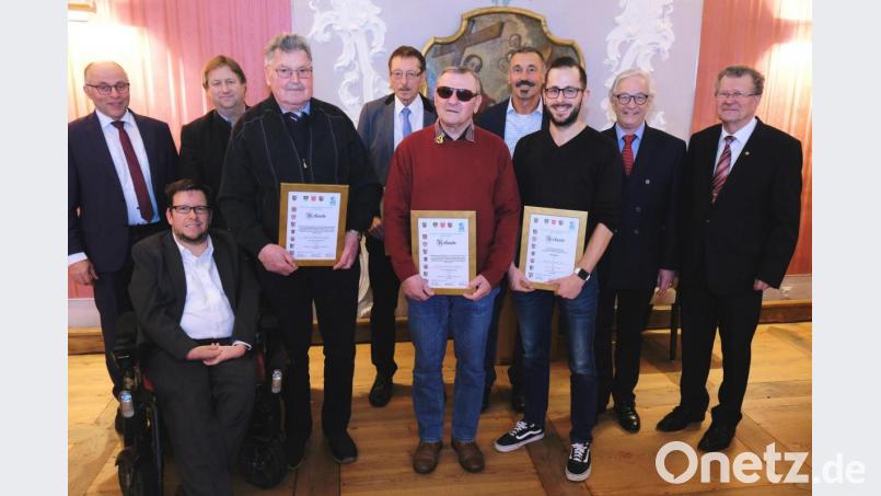 Unser Bild zeigt die geehrten Einzelsportler mit den Verbandsvertretern des BVS-Bezirks, des BLSV und Bürgermeister Albert Nickl (links). Bild: do