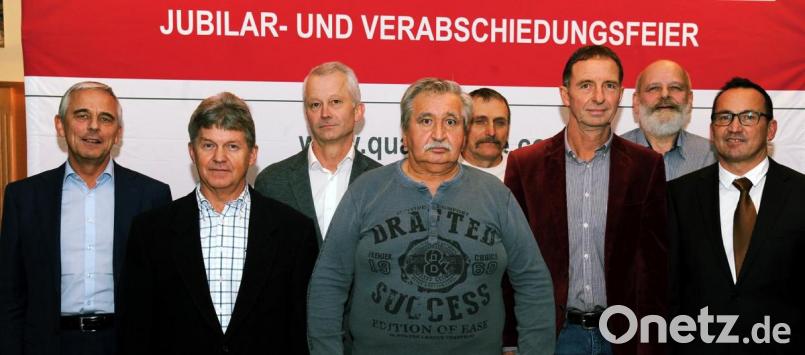 Ehrung für 45 Jahre: Personalleiter Peter Lehner (von links), Andreas Zeitler, Johann Götz, Hans Kraus, Albin Jack, Norbert Henn, Karl Sandner und Personalratsvorsitzender Christian Hartmann. Bild: gf