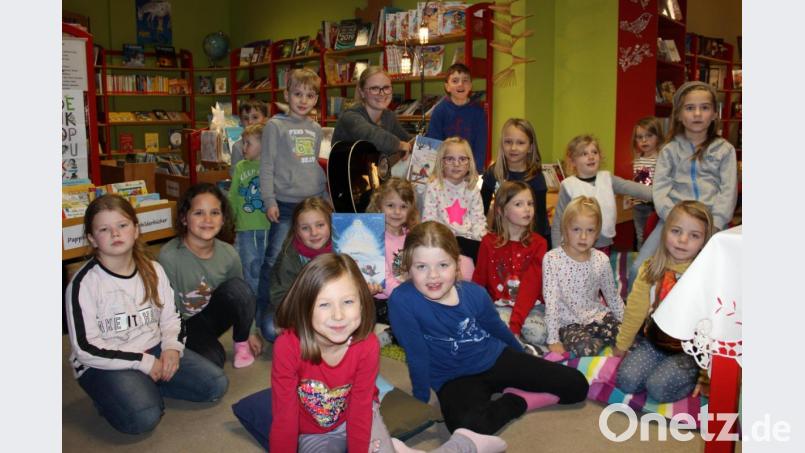 Lesen, singen, basteln hieß es in der stimmungsvoll und adventlich dekorierten Bücherei. Karina Jobst las dabei den Kindern wieder spannende Geschichten vor. Bild: bir