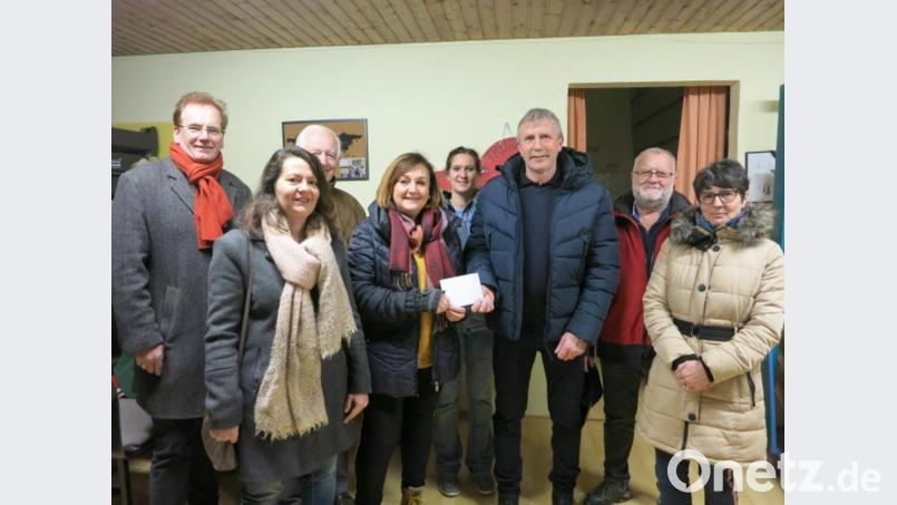 Freie Wähler besuchen die Tafel in Mitterteich. Mit im Bild Bürgermeisterkandidat Bernhard Thoma (Dritter von links) und die Vorsitzende der Tafel, Nicole Fürst (Fünfte von links). Bild: exb