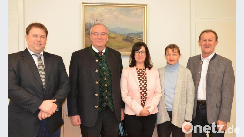Bezirkstagspräsident Franz Löffler (Zweiter von links) und Andrea Lamest (Dritter von links) zusammen mit Richard Gaßner, Kulturreferent des Bezirks Oberpfalz (rechts), Bezirksheimatpfleger Tobias Appl (links) und Ursula Wohlfeld von der Kultur- und Heimatpflege des Bezirks Oberpfalz bei der Verabschiedung der langjährigen Leiterin der Kebbelvilla. Bild: exb