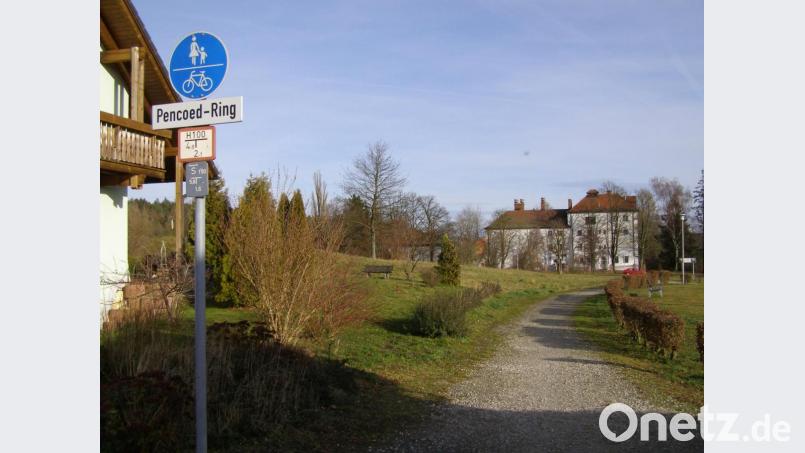 In der Grünanlage zwischen der Bebauung am Pencoed-Ring und der Zieglerbrauerei soll der dritte Kindergarten in Waldsassen entstehen. Der Stadtrat hat dafür am Montag den Bebauungsplan Zieglerrang geändert. Bild: pz