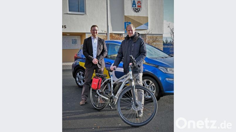 Erfreut nimmt Bürgermeister Konrad Kiener das E-Bike entgegen. Bild: twi