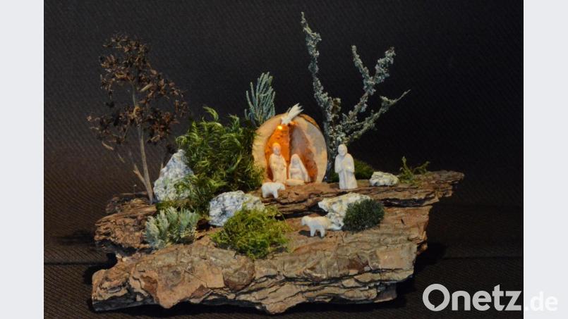 Eine kleine Weihnachtslandschaft auf einer Rinde, gefertigt von Peter Herzog. Als Stall für die heilige Szene dient eine Nussschale. Die winzig kleinen Figuren können nur unter einer Lupenleuchte geschnitzt werden. Die Figuren sind im Maßstab 1:100 geschnitzt. Eine stehende Person ist zirka 1,8 cm groß. Bild: ow