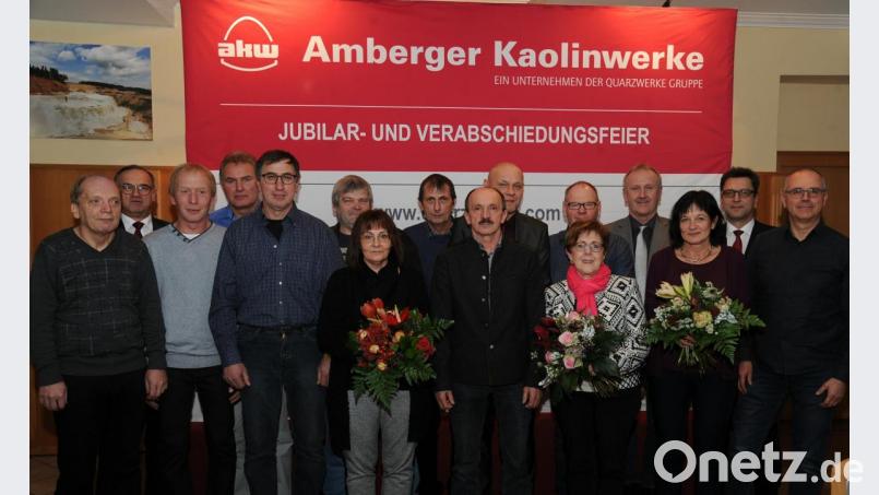 Ralf Jeffraim, Leiter Division 2, (Zweiter von rechts) und Werkleiter Bernhard Neudecker (Zweiter von links) bedanken sich bei den Mitarbeitern für 25 und 40 Jahre Betriebszugehörigkeit. Bild: gf
