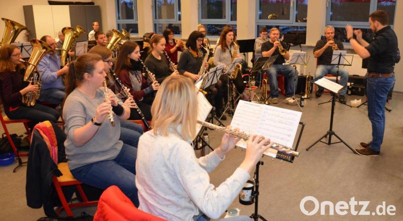 „Stadtkapellmeister“ René Bauer feilt mit seinen Musikern an den letzten Feinheiten für das bevorstehende Jahresabschlusskonzert. Bild: exb