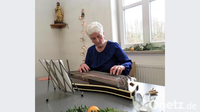 Rosa Zeitler ließ ihre Zither mit Weihnachtsliedern erklingen. Bild: ubb