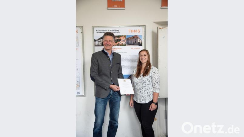 Stephan Wiediger vom Bayerischen Staatsministerium für Ernährung, Landwirtschaft und Forsten gratuliert Sarah Weiß vom Amt für Ländliche Entwicklung Oberpfalz zum Erhalt des Förderpreises für ihre Bachelorarbeit. Bild: Sauer, FHWS/exb