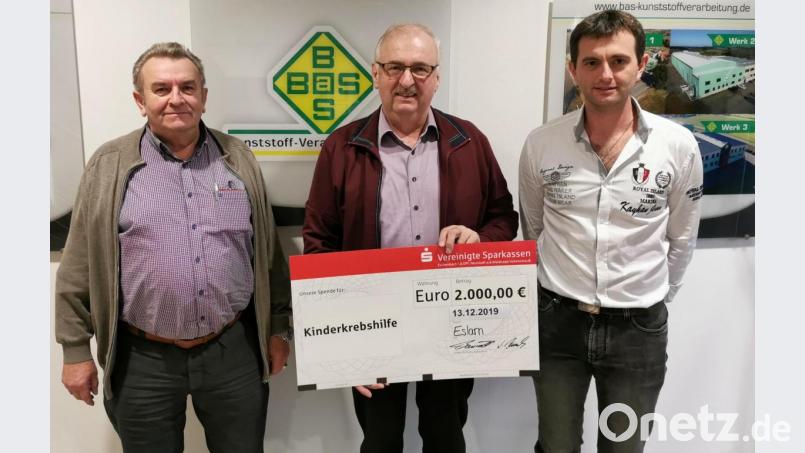 Der Vorsitzende Herbert Putzer von der Kinderkrebshilfe dankte Ludwig und Fabian Bauriedl (re) von der BAS für die noble Spende. Bild: gz