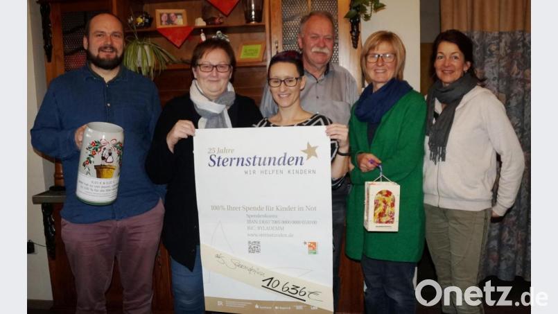 Mit Stolz verkündeten als Hauptverantwortliche Claudia Bauer (Zweite von links) und Richard Winderl (Dritter von rechts) die enorme Spendensumme von 10 636 Euro für die Aktion „Sternstunden“. Bild: weu