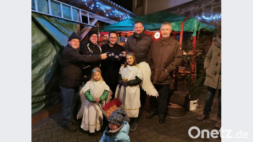 Die Initiatoren des Adventmarktes der Freien Wähler (v.l.) Norbert Karl und Bernd Reil begrüßen Landtagsabgeordneten Tobias Gotthardt und Landratskandidaten Tobias Groß. Dem Gruß schließt sich Albert Gollwitzer im Beisein der Engel Anna und Leonie sowie Christian an. Bild: gz