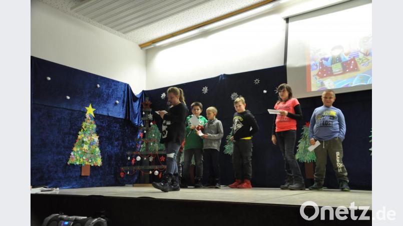 Den Weg eines Briefes an den Weihnachtsmann beschrieb die Klasse 2/3/4 in einer Beamerschau. Bild: ak