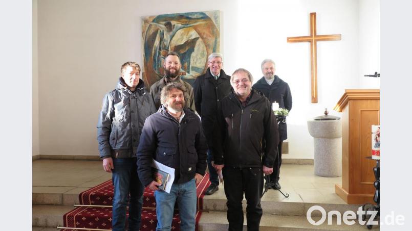 Behördenleiter Wolfgang Wenisch (Dritter von rechts) dankte Andreas Stock, Clemens Schönberger, Martin Wittmann, Wolfgang Keck und Pfarrer Dirk Grafe (von links) für die Gestaltung der adventlichen Andacht in der Kemnather Friedenskirche. Bild: jzk