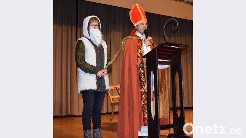 Nikolaus und Knecht Ruprecht besuchten die Senioren an ihrer adventlichen Feier im Jugendheim. Bild: rgr