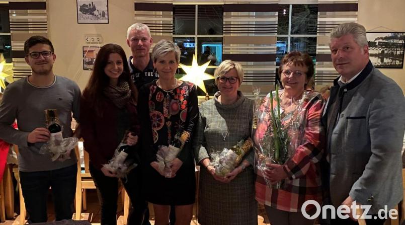 Bürgermeister Günter Stich (rechts) dankt in seinem letzten Jahresabschluss (von links): Mathias Strobel, Andrea Stich, Monika Thoma und Brigitte Waldmann. Im Ruhestand ist Rita Kienast (Zweite von rechts). Personalrat Stefan Witzl (Dritter von links) dankt dem Team der Gemeinde. Bild: mef