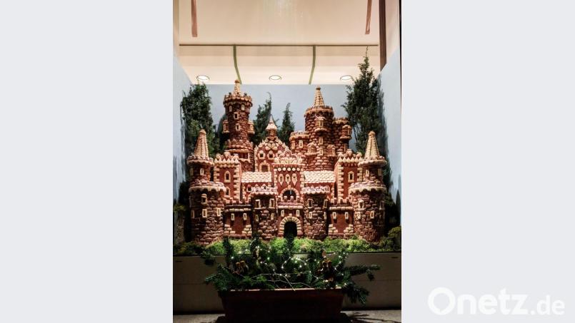Mit einem Gesamtgewicht von ungefähr 50 kg bei einer Bauzeit von ca. 40 Stunden schuf der Bäckermeister Wilhelm Horn ein Kunstwerk, das seit letztem Mittwoch im Schaufenster seiner Bäckerei zu bewundern ist. Bild: flt