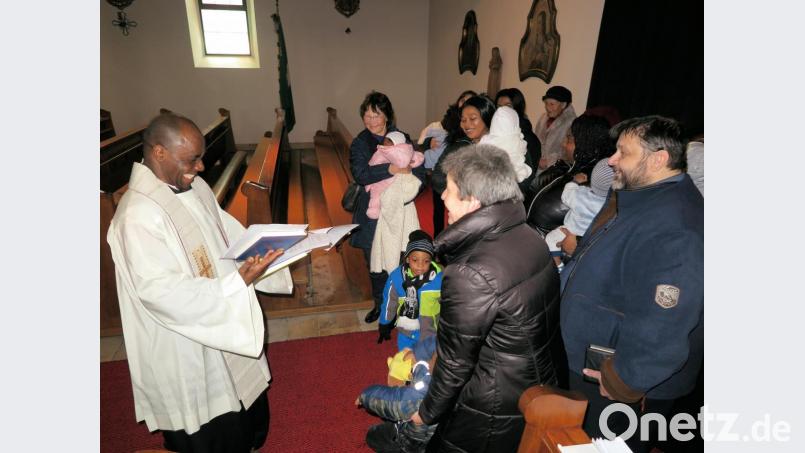 Vor der Zeremonie wünschte sich Pater Paul von den Müttern, dass sie ihre Aufgabe als gläubige Mütter ernst nehmen und die Kinder im christlichen Glauben erziehen. Bild: ubb