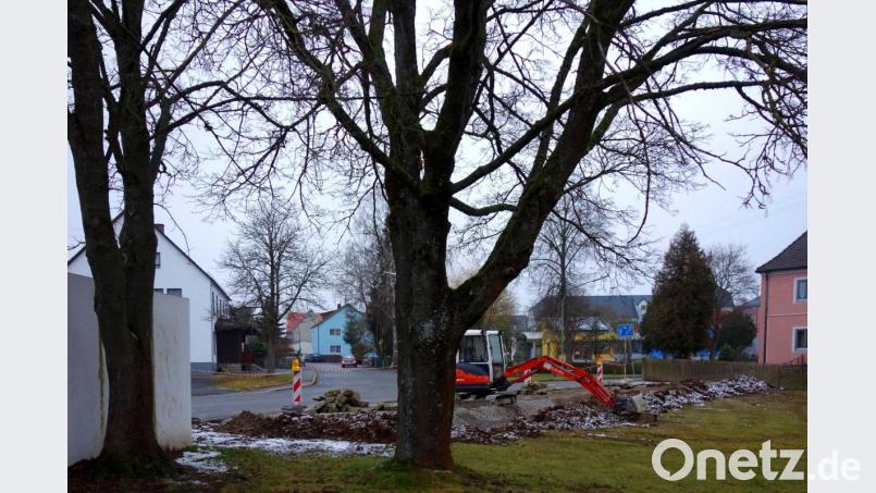 Zwischen dem Benefiziatenhaus (rechts) und dem Buswartehäuschen (links) beim ehemaligen Bahnhof schafft die Marktgemeinde neue Parkplätze in Eigenregie. Bild: fjo