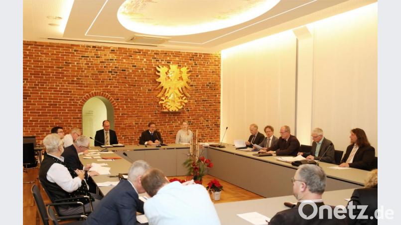 Die Stadträte durften zur Weihnachtssitzung erstmals im neurenovierten Rathaussaal Platz nehmen. Bild: JOCHEN NEUMANN 
ERBENDORF