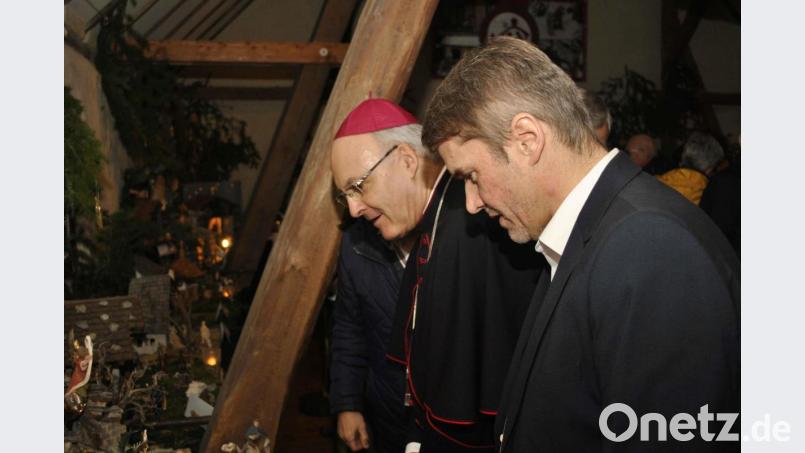 Stefan Reindl (rechts) führt Bischof Rudolf Voderholzer durch die Ausstellung Bild: wfw