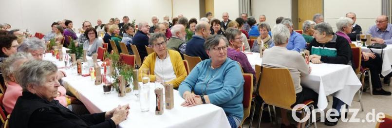 Der traditionelle Seniorennachmittag der Gemeinde und Pfarrgemeinde Stulln im Pfarrheim findet ein sehr erfreuliches Echo. Aufmerksam verfolgen die Besucher die Darbietungen. Für das gesellige und unterhaltsame Miteinander bleibt genügend Raum. Bild: ohr