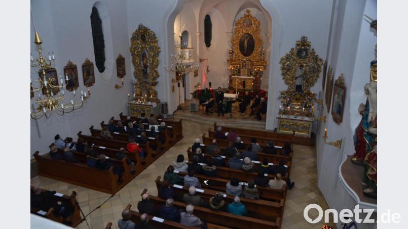 Der Pleysteiner Christoph Baierl beschenkte die Zuhörer mit seinem Ensemble in der Waldauer Benefiziumskirche St. Johannes Nepomuk mit einer vorweihnachtlichen Stunde. Bild: dob