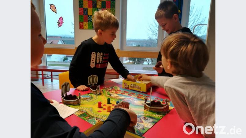 Der Kreisjugendring ist durch neun Grundschulen und vier Mittelschulen getourt, um die Begeisterung für Brettspiele wieder bei Kindern zu wecken. Bild: exb