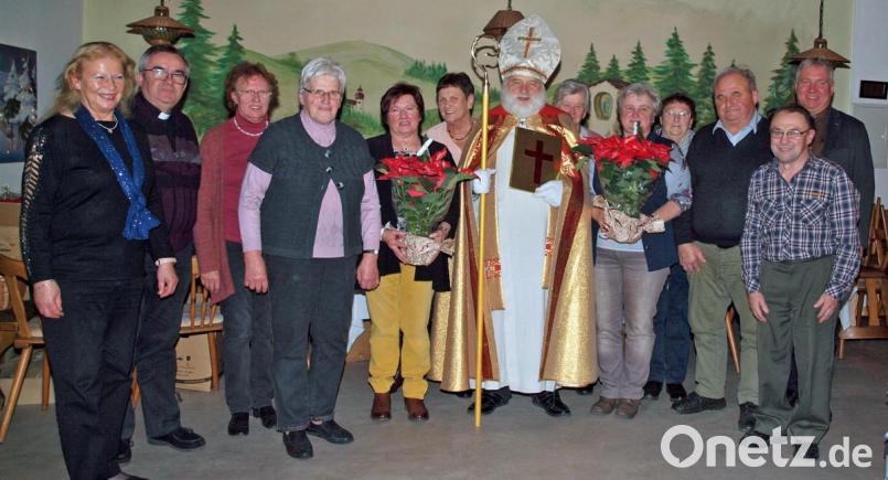 Mit Bürgermeister Markus Dollacker (hinten, rechts), Pfarrer Pater Slawomir Niemczewski nd OGV-Vorsitzender Renate Kastl (ab Zweitem von links) gratulierte der heilige Nikolaus (Pater Alfred Lindner, Mitte) den Preisträgern, die mit Blumen ausgezeichnet wurden. Bild: sön