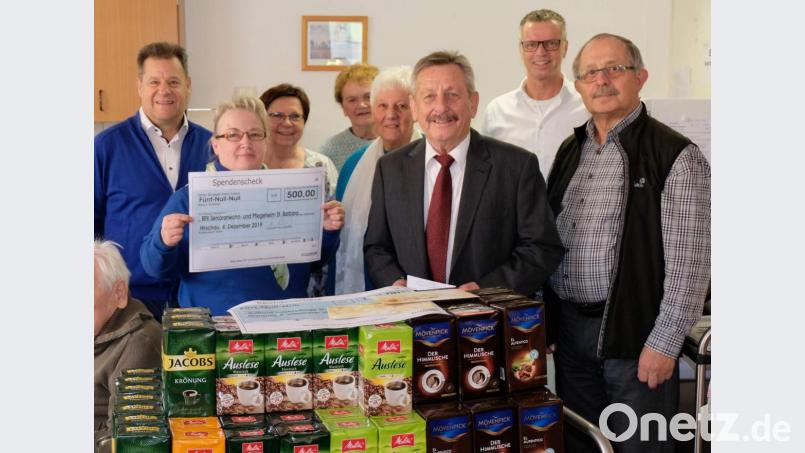 Einen 500 Euro-Scheck und 90 Pfund Kaffee hat die Förderkreis-Delegation beim Besuch im BRK-Seniorenheim St. Barbara im Gepäck (von links): Dritter Bürgermeister Peter Leitsoni (Vorstandsmitglied), Pflegedienstleiterin Patricia Kugler, Stadträtin Bärbel Birner (Vorstandsmitglied), Heidi Flierl (Vorstandsmitglied), stellvertretende Vorsitzende Hildegard Kohl, Vorsitzender Werner Schulz, Bürgermeister Hermann Falk und Schatzmeister Reinhold Birner. Bild: u
