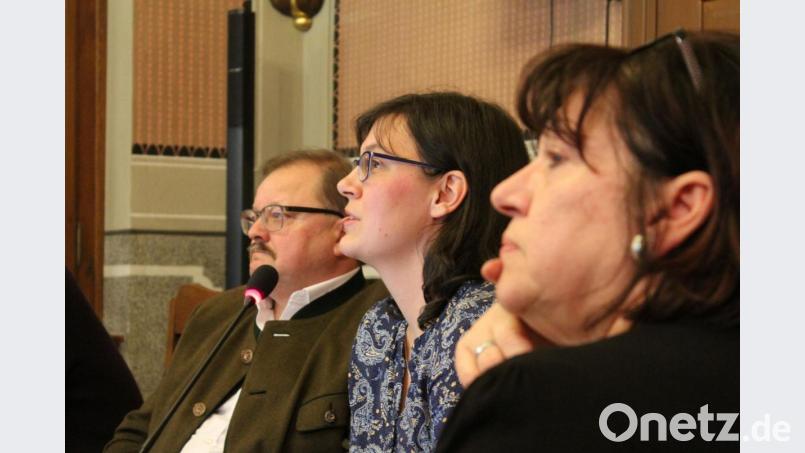 Kerstin Daubitzer (Mitte) ist seit Mai diesen Jahres fester Bestandteil der Stadtbücherei. Mit Kollegin Ulrike Knott (rechts) blickt sie in der Stadtratssitzung auf das vergangene Jahr zurück. Bürgermeister Alfred Stier (links) ist von ihrem Resümee begeistert. Bild: sfo