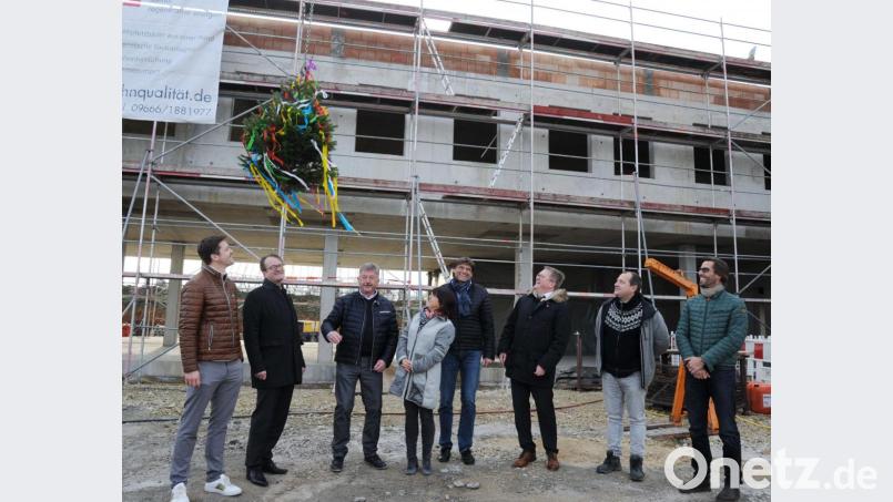 Feierlich wurde der Richtbuschen hochgezogen. Nach dem Richtspruch zerschmetterte Polier Josef Wittmann sein Glas. So, wie es am Bau Brauch ist. Von links: Gregor Paulus, Dieter Paintner (Volksbank-Raiffeisenbank), Georg und Gertrud Paulus, Werner Pettinger (Gewerbebau), Oberbürgermeister Michael Cerny, Architekt Georg Zunner und Bauunternehmer Thomas Donhauser. Bild: gf