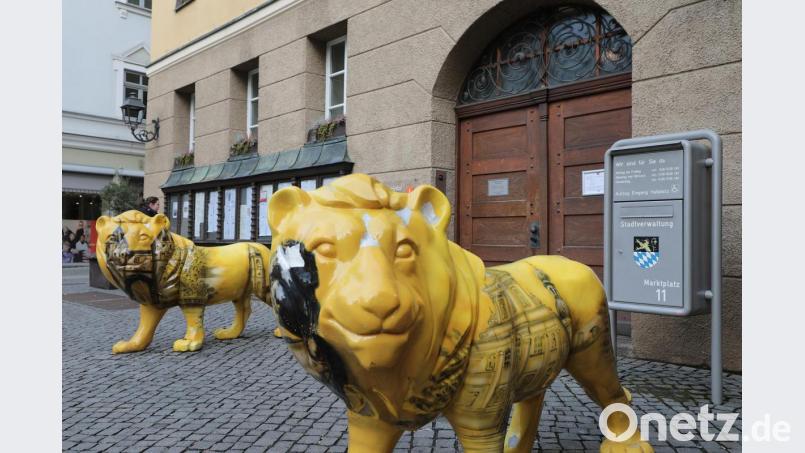 Auf das Rathaus am Marktplatz in Amberg passen zwei Löwen statt Wachpersonal auf die Mitarbeiter auf. In anderen Behörden gibt es Security-Mitarbeiter. Bild: Wolfgang Steinbacher