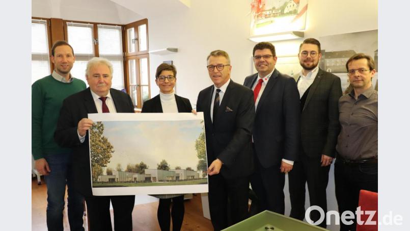 Zwischen Stadt und Rotem Kreuz wurde jetzt der Vertrag für den Betrieb des neuen Kindergartens unterzeichnet. Im Bild (von links): Stellvertretender Kämmerer und Bildungsbeauftragter der Stadt, Harald Eckstein, Zweiter Bürgermeister Peter Gold, die neue Leiterin der Kindergartens, Martina Fuhrmann, Bürgermeister Franz Stahl, BRK-Kreisgeschäftsführer Holger Schedl, Stellvertretender BRK-Kreisgeschäftsführer Sven Lehner und der Leiter der Hauptverwaltung, Markus Bergauer, mit einer Visualisierung des Kindergarten-Neubaus. Bild: ws