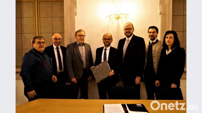 Mit FU-Kreisvorsitzender Tanja Schiffmann, CSU-Kreisvorsitzendem Stephan Oetzinger, Landrat Andreas Meier (von rechts), stellvertretendem Landrat Albert Nickl, (Zweiter von links) überreichen die Wahlbeauftragten Alois Zehrer und Hans Schreyegg (von links) die Unterlagen an Kreiswahlleiter Alfred Scheidler (Mitte). Bild: arw